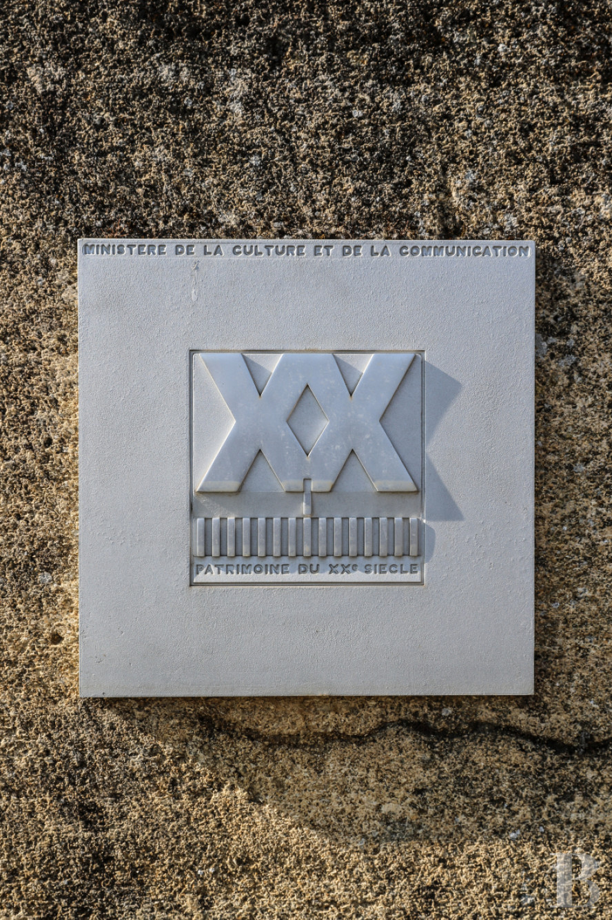 A villa designed and built by a Modernist architect in the heart of an arboreal estate close to Nîmes - photo  n°2